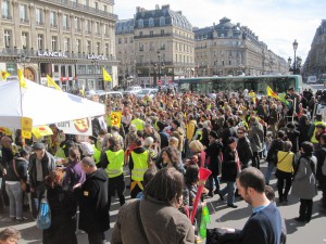 Des membres du Groupe Local EELV Vexin Seine manifeste à l'Opéra lors de la chaîne humaine du 9 mars 2013 à Paris 