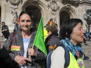 Paris, le 9 mars 2013 Chaîne humaine devant l'Opéra pour se souvenir du drame nucléaire de Fukushima et crier "Plus jamais ça!" 