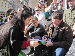 Solidarité Japon-France pour un arrêt du nucléaire civil et militaire. Jérôme Bourlet de la Vallée le manifeste devant l'Opéra de Paris le 9 mars 2013.